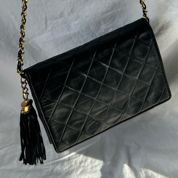 PRE-LOVED CHANEL™ 1986-88 BLACK QUILTED LAMBSKIN CC TASSEL FLAP BAG - Picture 9 of 15